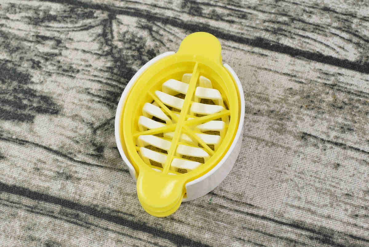 セリアのおすすめキッチン用品「3way卵切り器」の実物画像