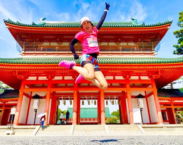 自撮りでお得意のジャンプを披露する「走るおばさん♪」こと小林和世さん（京都・平安神宮）