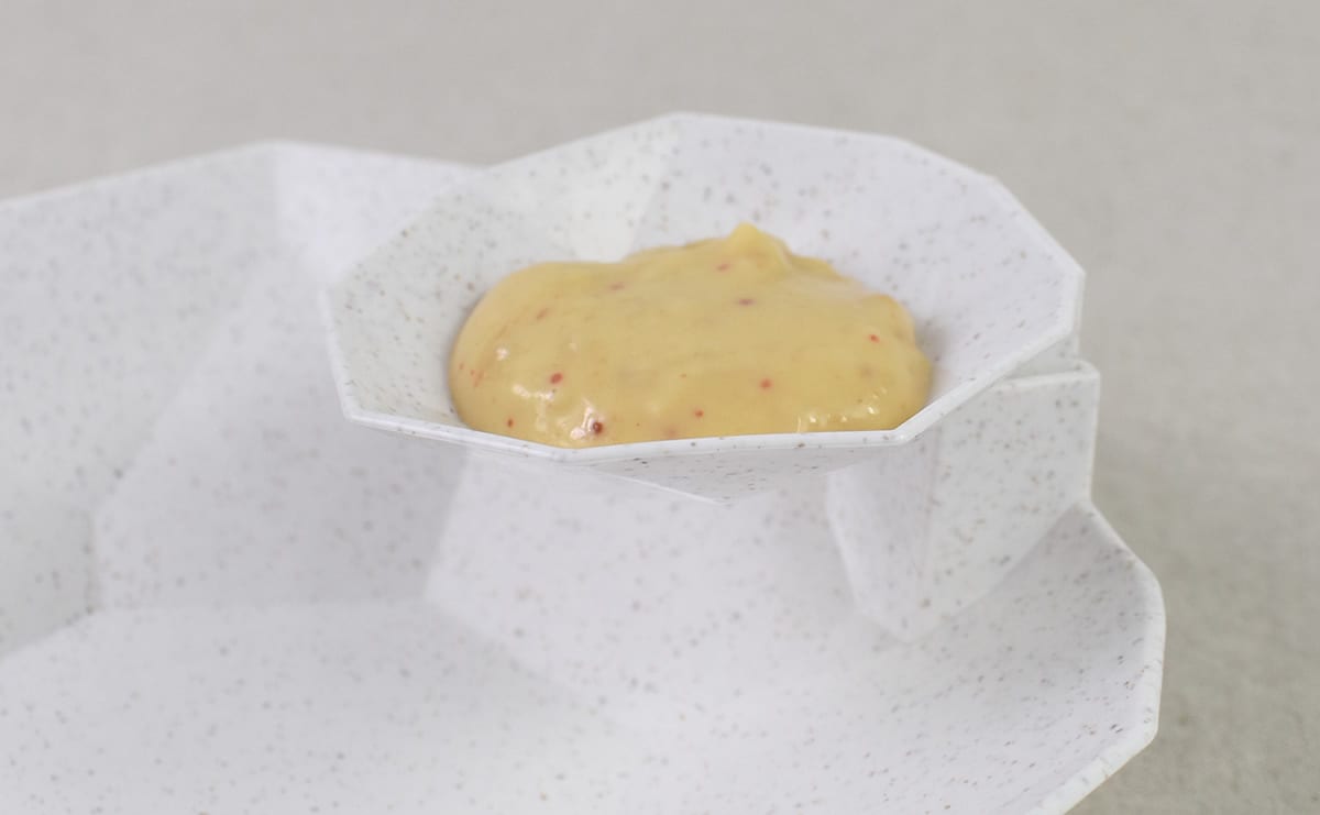 セリアのおすすめキッチン用品「ディップ皿付き プレート」の実物画像