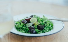 秋らしく「ぶどうとミントのサラダ」アペロを楽しむ。