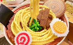 「ラーメンつくりました」に「発想が天才」ビーズ作品が5.6万の大反響「実は写真の隅の餃子が力作だった」と作者明かす