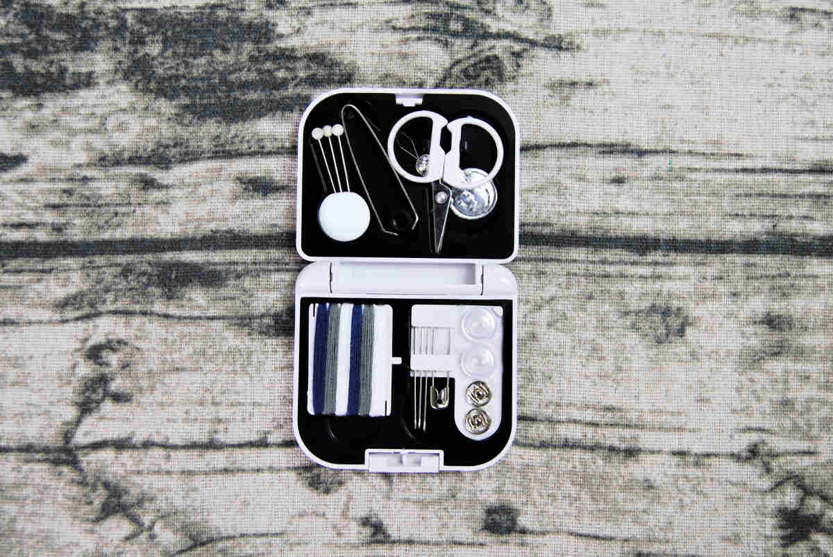 ダイソーのおすすめ商品「携帯裁縫セット」の使用中画像