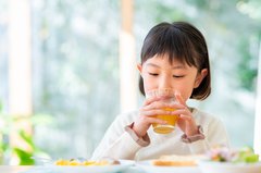 物価高騰で食費ピンチ「チーズがはみ出すほどパンが小さく」節約に奔走するママたちの本音