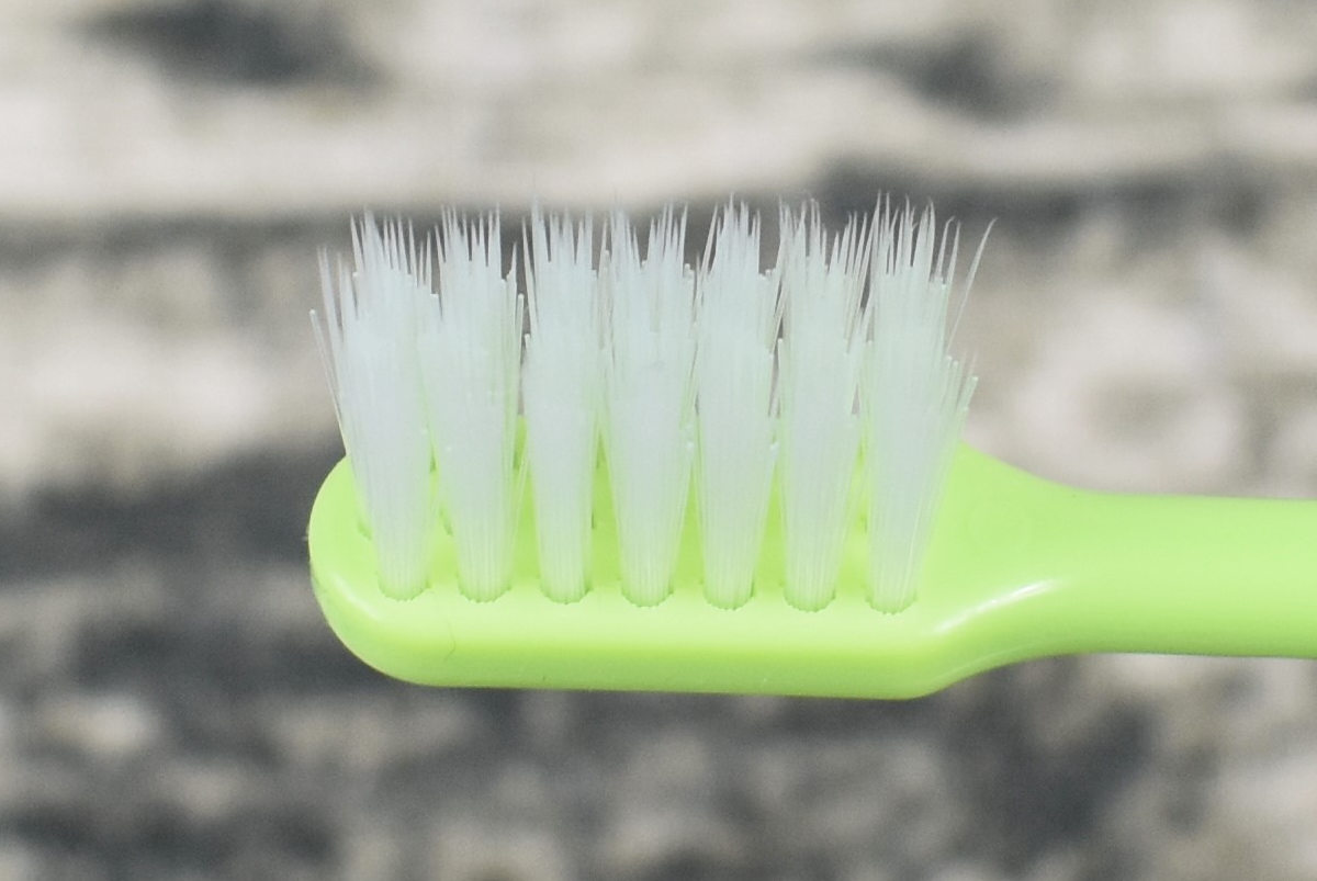 ダイソーのおすすめ商品「磨きやすい 歯ブラシ 先細」の商品画像２