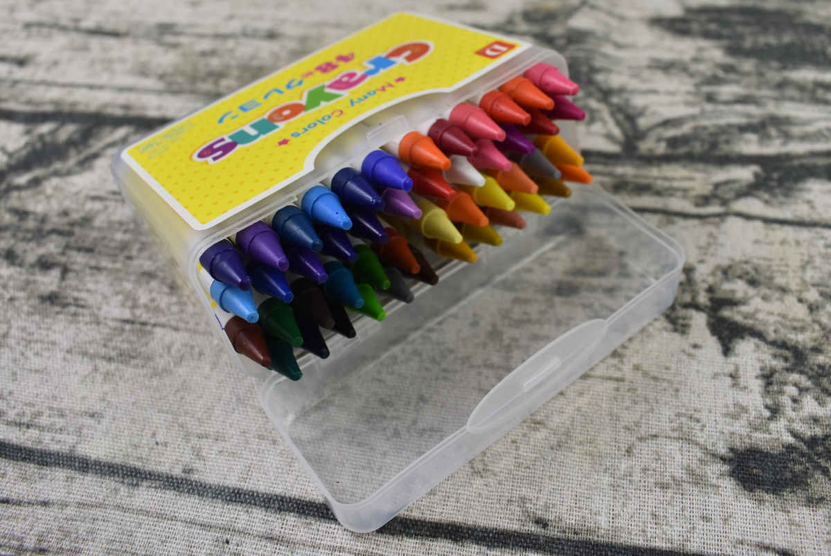 ダイソーのおすすめ商品「Many Colors Crayons 48色クレヨン」のアップ画像
