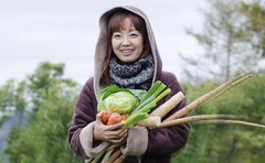 《廃棄野菜がクレヨンに!?》青森のシングルマザーが生み出した奇跡。1500人のバイヤーが唸った「着眼点」