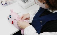 「ぬい活ブーム」で依頼は16倍「ぬいぐるみのお医者さん」死産の苦悩支えた1体が起業の原点「大事な家族の一員だから」