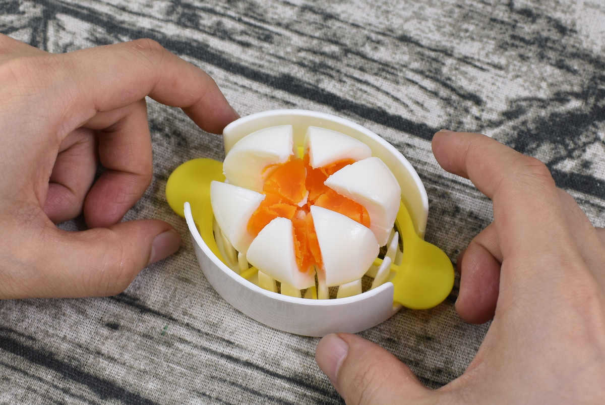 セリアのおすすめキッチン用品「3way卵切り器」の実物画像2