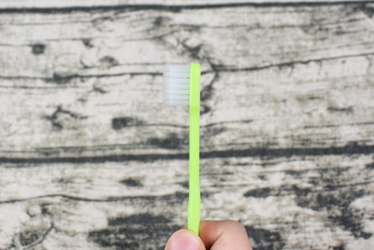 ダイソーのおすすめ商品「磨きやすい 歯ブラシ 先細」の実物画像